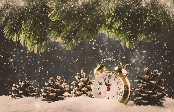 Weihnachten Oder Neujahr Hintergrund Mit Goldenem Wecker Schneewehen Auf Blauem — Stockfoto