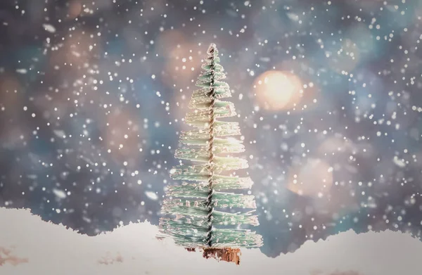 Kleine Weihnachtsbaumspielzeuge Schneegestöber Winterliches Neujahrskonzept Festliche Komposition Auf Blauem Hintergrund — Stockfoto