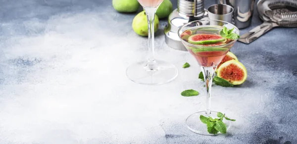 Cocktail Alcoolisé Figue Rose Martini Verre Tourné Sur Table Grise — Photo