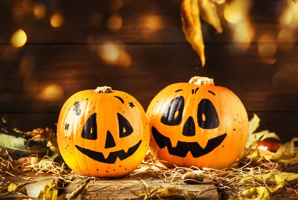 Halloween Slavnostní Kompozice Usměvavými Dýňovými Strážci Světly Lucernou Slámou Spadanými — Stock fotografie