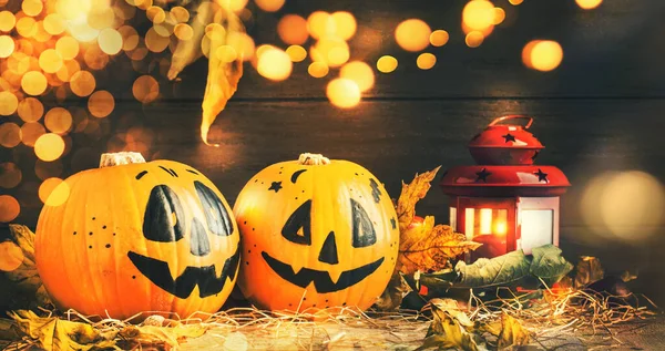 Halloween Slavnostní Kompozice Usměvavými Dýňovými Strážci Světly Lucernou Slámou Spadanými — Stock fotografie