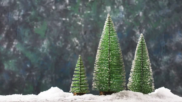 Kleine Weihnachtsbaumspielzeuge Schneegestöber Winterliches Neujahrskonzept Festliche Komposition Auf Blauem Hintergrund — Stockfoto