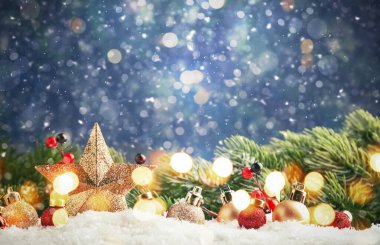 Altın yıldızlı Noel arkaplanı. Yeni yıl dekoru. Yılbaşı topları dumanlar ve altın bokeh ışıkları