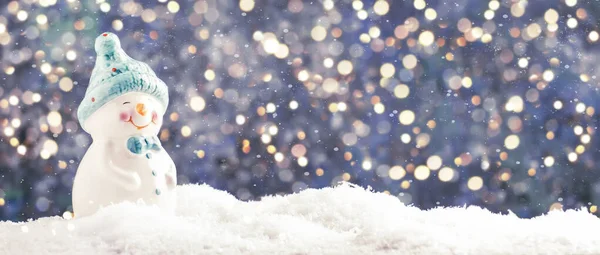 Порцелянова Статуетка Сніговика Снігоході Різдвяному Або Новорічному Тлі Сніжинками Вогнями — стокове фото