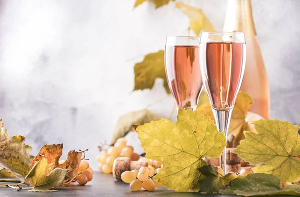 Rosa Bicchieri Champagne Rosa Bottiglia Sfondo Grigio Concetto Degustazione Vino — Foto Stock