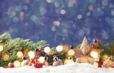 Altın yıldızlı Noel arkaplanı. Yeni yıl dekoru. Yılbaşı topları dumanlar ve altın bokeh ışıkları