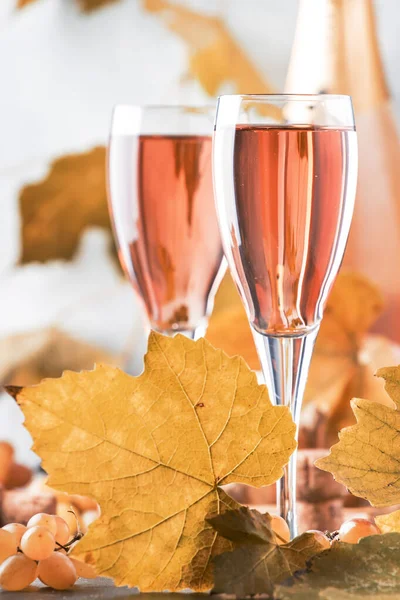 Rosa Bicchieri Champagne Rosa Bottiglia Sfondo Grigio Concetto Degustazione Vino — Foto Stock