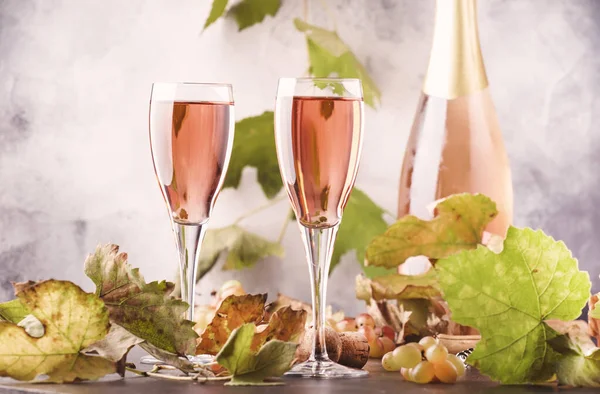 Розовые Розовые Бокалы Шампанского Бутылки Серый Фон Концепция Дегустации Вин — стоковое фото