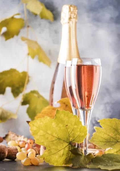 Růžové Sklenice Láhev Šampaňského Šedé Pozadí Degustační Koncept Kopírovací Prostor — Stock fotografie
