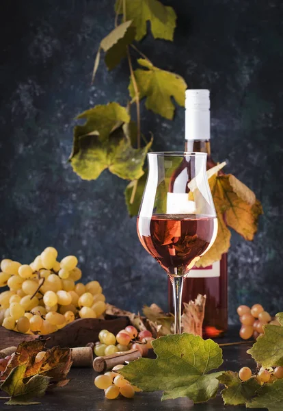 Rozenwijn Bij Wijnproeverij Concept Grijze Achtergrond Met Druiven Bladeren Roze — Stockfoto