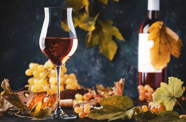 Rosenwein Bei Einer Weinprobe Grauer Hintergrund Mit Trauben Und Blättern — Stockfoto