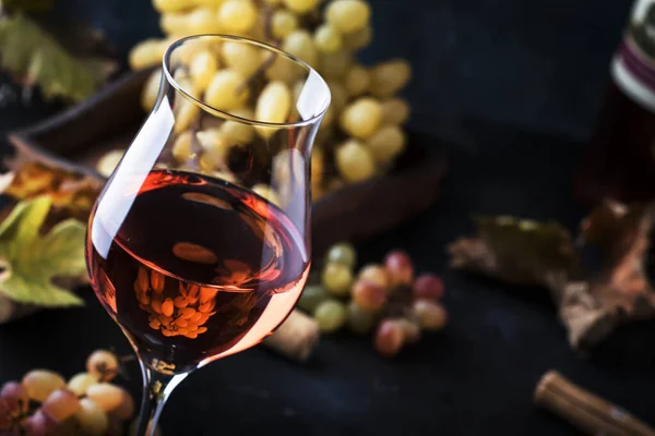 Vino Rosa Concepto Cata Vinos Fondo Gris Con Uva Hojas —  Fotos de Stock