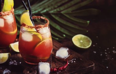 Michelada - Meksika 'da bira, limon suyu, domates suyu, baharat sosu ve baharat içeren alkollü Bloody Mary kokteyli