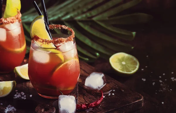 Michelada Mexicaanse Geïnspireerde Bloederige Mary Alcoholische Cocktail Met Bier Limoensap — Stockfoto