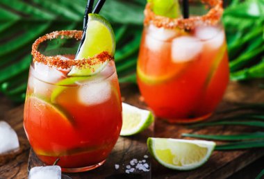 Michelada - Meksika 'da bira, limon suyu, domates suyu, baharat sosu ve baharat içeren alkollü Bloody Mary kokteyli