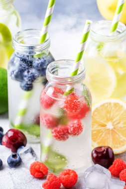 Böğürtlen ve turunçgiller yaz mevsiminde soğuk içecekleri gri masa arkasındaki cam şişelere doldurur, boşluğu kopyalarlardı.