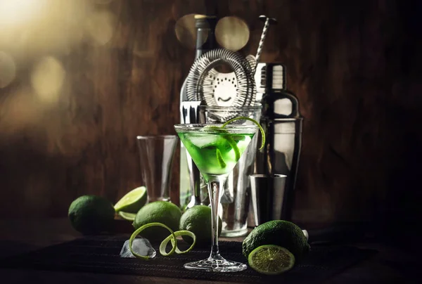 Coquetel Alcoólico Martini Verde Vidro Com Gim Seco Vermute Licor — Fotografia de Stock