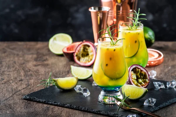 Sommergetränk Mit Passionsfrucht Limette Sirup Und Rosmarin Alkoholischer Cocktail Oder — Stockfoto