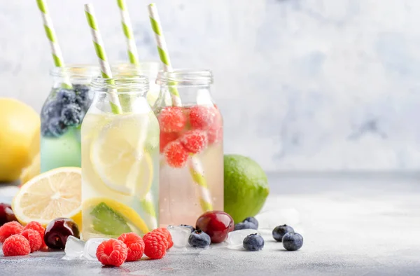 Berry Citrusvruchten Doordrenkt Zomer Koude Dranken Glazen Flessen Grijze Stenen — Stockfoto