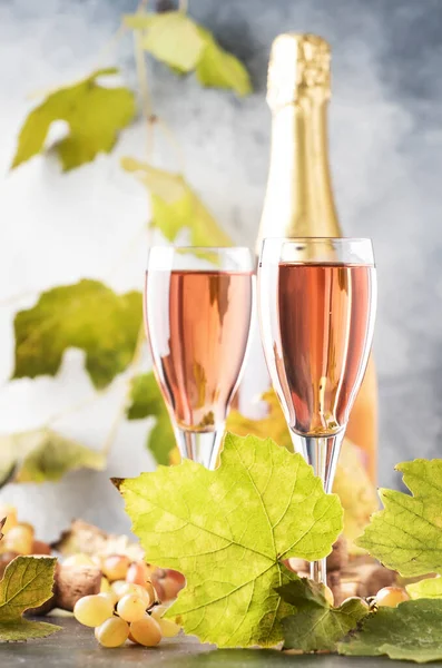 Rose Roze Champagne Mousserende Wijnglazen Fles Grijze Tafel Kopieerruimte — Stockfoto