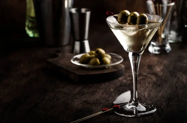 Cocktail Martini Com Vermute Seco Vodka Azeitonas Verdes Balcão Madeira — Fotografia de Stock