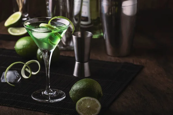 Cocktail Alcolico Martini Verdi Bicchiere Con Gin Secco Vermut Liquore — Foto Stock