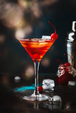 Manhattan alkollü kokteyl, burbon, kırmızı şarap, acı, buzlu ve kokteyl vişneli cam, gece havası görüntüsü, kopyalama alanı