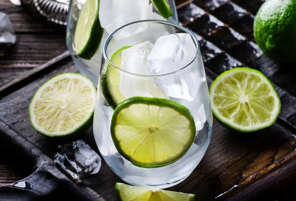 Preparing Alcohol Cocktail Cola Rum Gin Lime Ice Dark Background — Stock Photo, Image