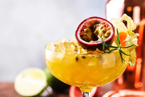 Passievrucht Alcoholische Cocktail Met Gin Sap Rozemarijn Ijs Grijze Achtergrond — Stockfoto