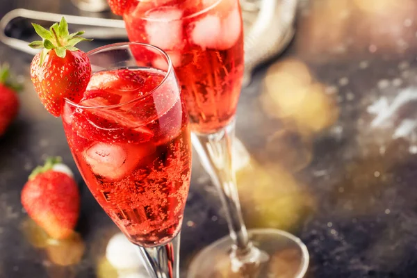 Rossini Italienischer Roter Alkoholischer Cocktail Mit Sekt Erdbeerpüree Und Eis — Stockfoto