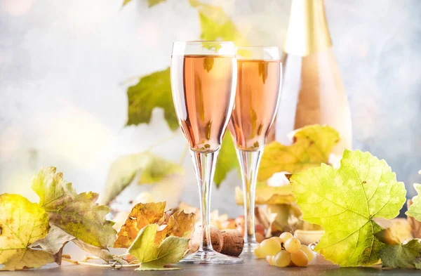 Rosa Champagne Rosa Bicchieri Spumante Bottiglia Tavolo Grigio Spazio Copia — Foto Stock