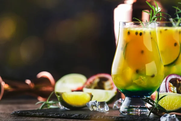 Zomerdrank Met Passievrucht Limoen Siroop Rozemarijn Alcoholische Cocktail Limonade — Stockfoto