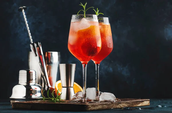 Milano Spritzer Italyan Alkollü Kırmızı Acı Kuru Beyaz Şarap Soda — Stok fotoğraf