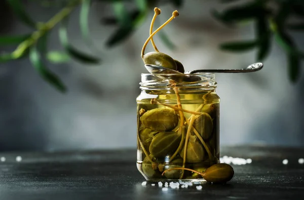 Kapern Marinierte Oder Eingelegtes Kaperobst Aus Der Dose Hautnah Glasgefäß — Stockfoto