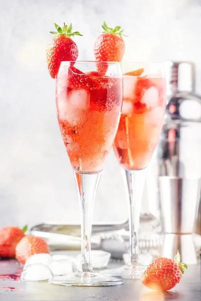 Rossini Italienischer Roter Alkoholischer Cocktail Mit Sekt Erdbeerpüree Und Eis — Stockfoto