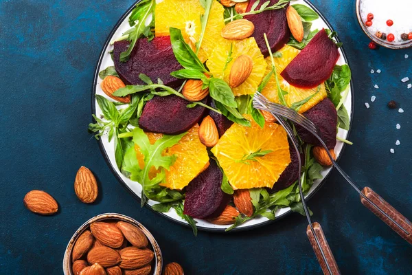 Salade Betteraves Fraîches Avec Orange Roquette Amandes Noix Sur Fond — Photo