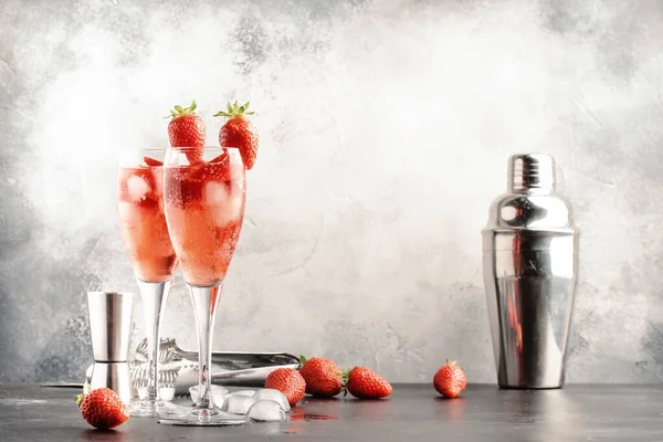 로시니 이탈리아 의붉은 알코올 칵테일 거품이이는 포도주 샴페인 얼음을 복사하라 — 스톡 사진