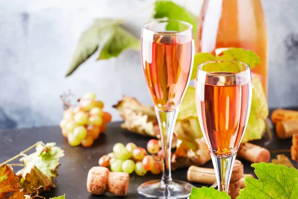 Růžové Šampaňské Nebo Šumivé Víno Sklenice Láhev Šedý Stůl Kopírovací — Stock fotografie