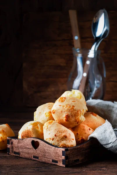 Petits Pains Fromage Doré Dans Plateau Bois Table Cuisine Rustique — Photo