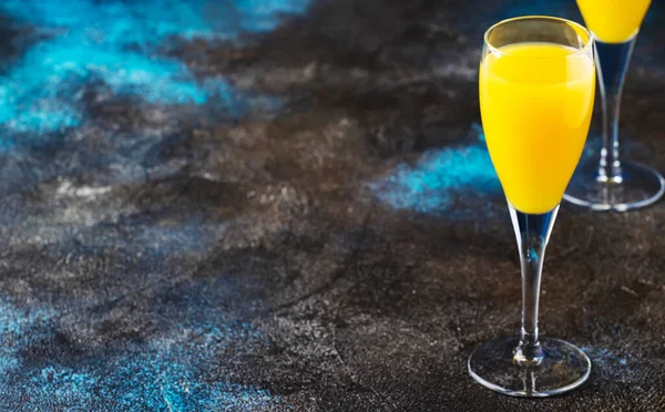 Mimosa Alkoholcocktail Mit Orangensaft Und Trockenem Champagner Oder Sekt Gläsern — Stockfoto