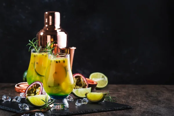 Sommergetränk Mit Passionsfrucht Limette Sirup Und Rosmarin Alkoholischer Cocktail Oder — Stockfoto