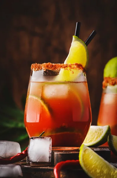 Michelada Mexický Inspirovaný Krvavý Alkoholický Koktejl Pivem Limetkovou Šťávou Rajčatovým — Stock fotografie