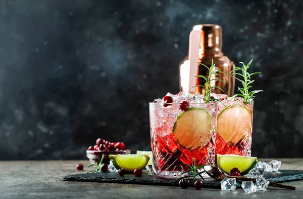 Cocktail Alcool Rosso Con Mirtilli Rossi Ghiaccio Rosmarino Fondo Legno — Foto Stock