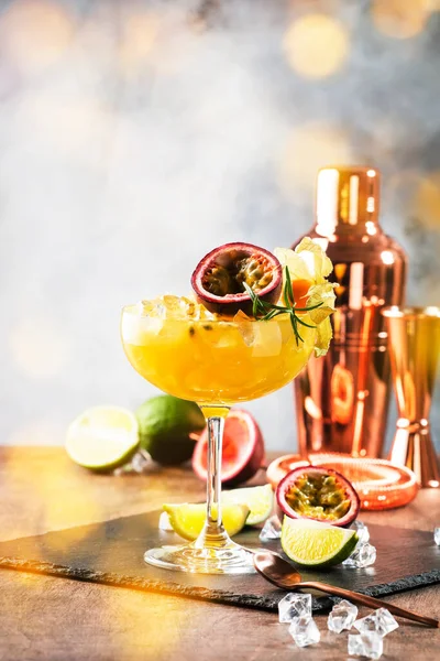 Passionsfrucht Alkoholischer Cocktail Mit Gin Saft Rosmarin Und Eis Grauer — Stockfoto