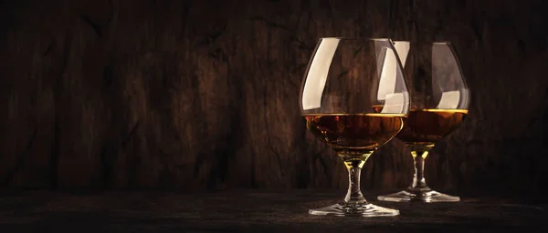 Cognac Een Glas Donkere Achtergrond Banner Met Kopieerruimte — Stockfoto