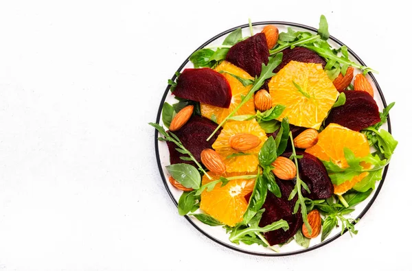 Salada Beterraba Com Laranja Arugula Amêndoas Porca Fundo Branco Vegan — Fotografia de Stock