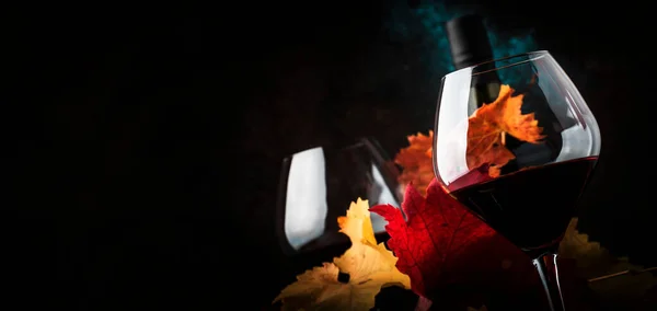 Trockener Rotwein Großen Weinglas Herbststillleben Mit Blättern Degustationskonzept Panorama Banner — Stockfoto