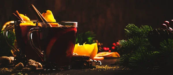 뜨겁게 포도주에 향신료와 과일을 곁들여 식탁에 놓았습니다 전통적 크리스마스 핫초코 — 스톡 사진