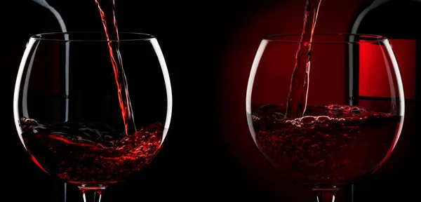 Versare Vino Rosso Nel Bicchiere Sfondo Nero Rosso Banner Panoramico — Foto Stock