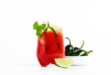 Votka, domates suyu, biber, kireç ve tuz, beyaz arka plan, sert ışık, fotokopi alanı